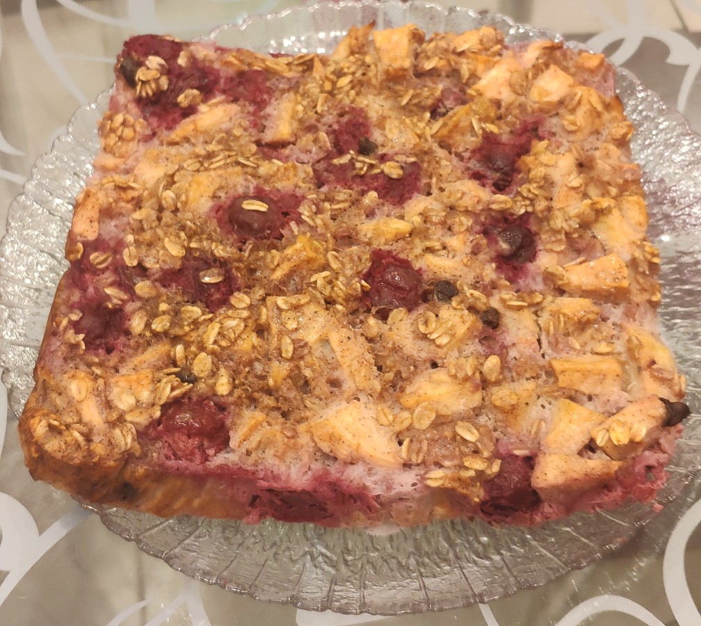 Запечённая овсянка с яблоками и вишней