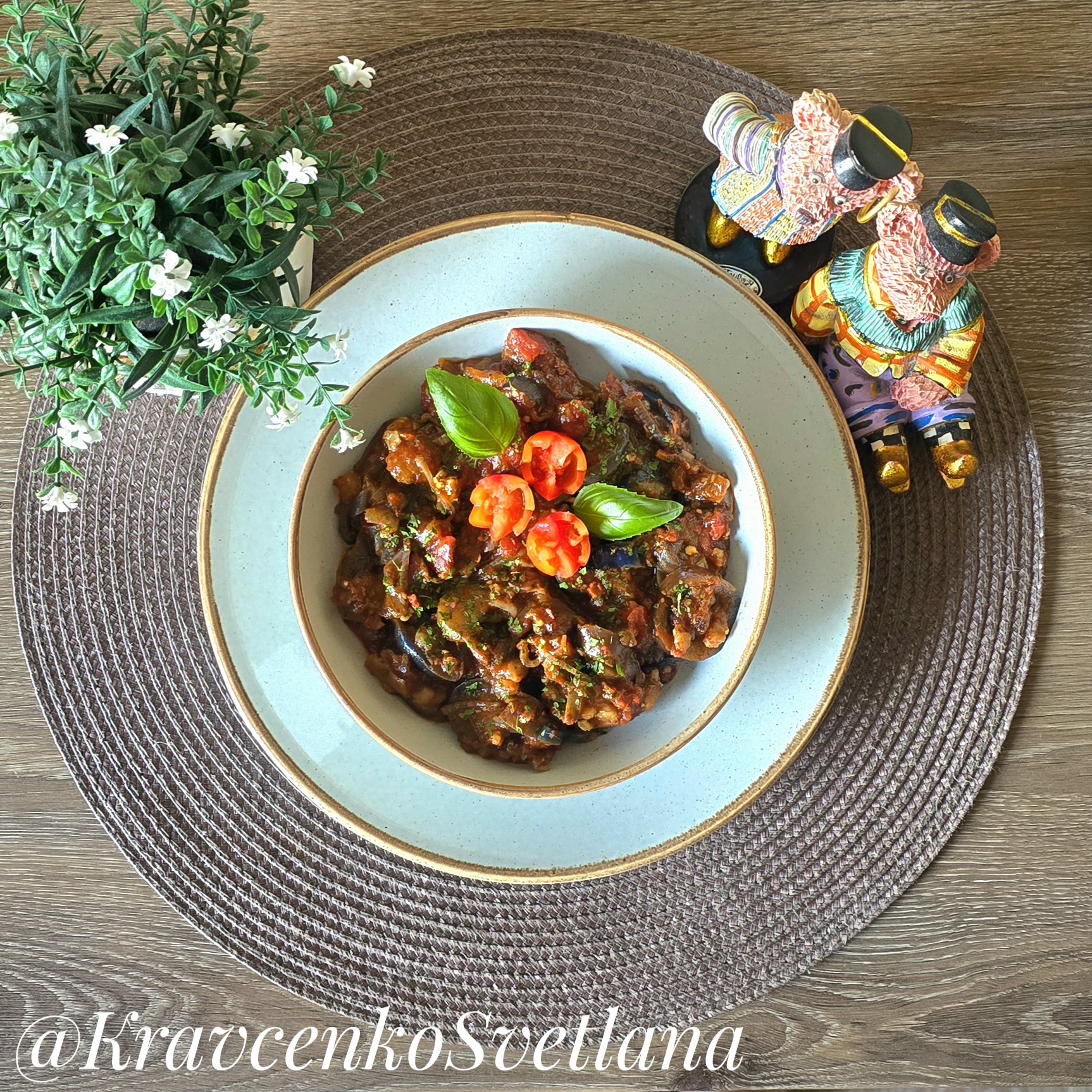 Баклажаны тушеные с помидорами и чесноком