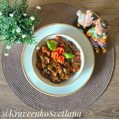 Баклажаны тушеные с помидорами и чесноком