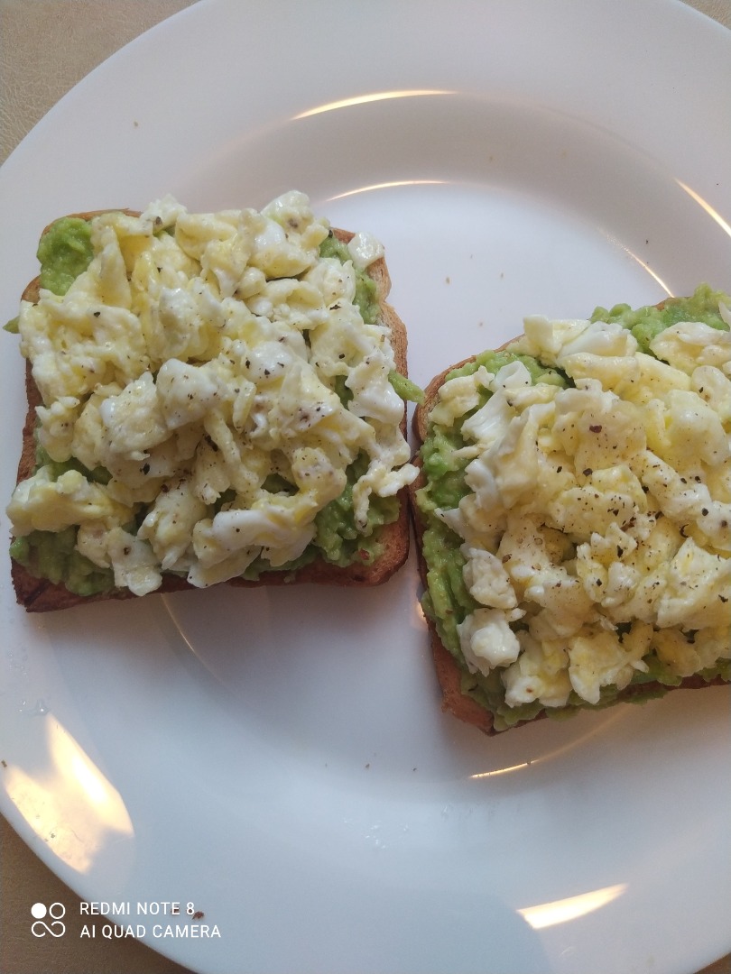 Бутерброды с авокадо и яйцом