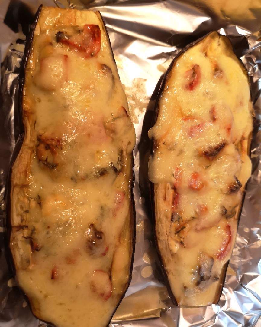 Баклажаны, запеченные в духовке с помидорами, сыром и ветчиной