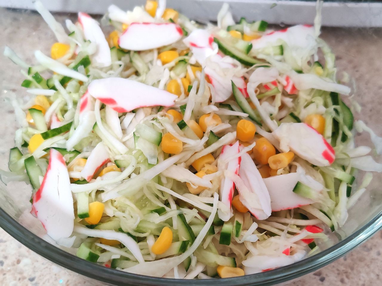 Салат с крабовыми палочками, белокочанной капустой, кукурузой и огурцом