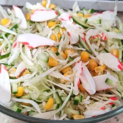 Салат с крабовыми палочками, белокочанной капустой, кукурузой и огурцом
