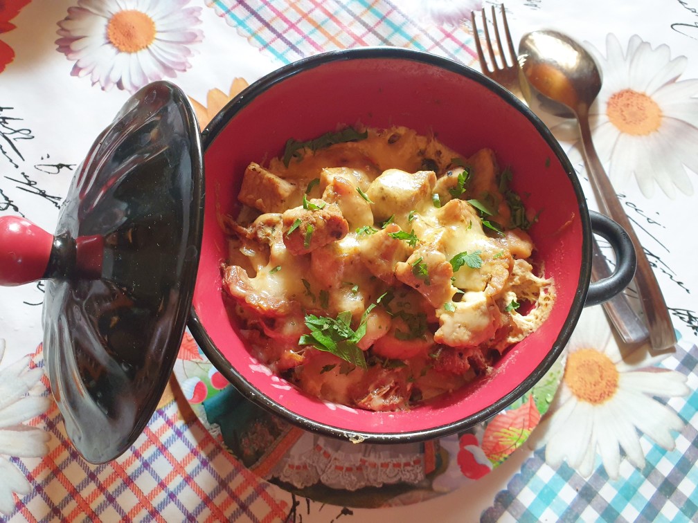 Горшочек с мясом и картошкой в сливочной заливке под сыром