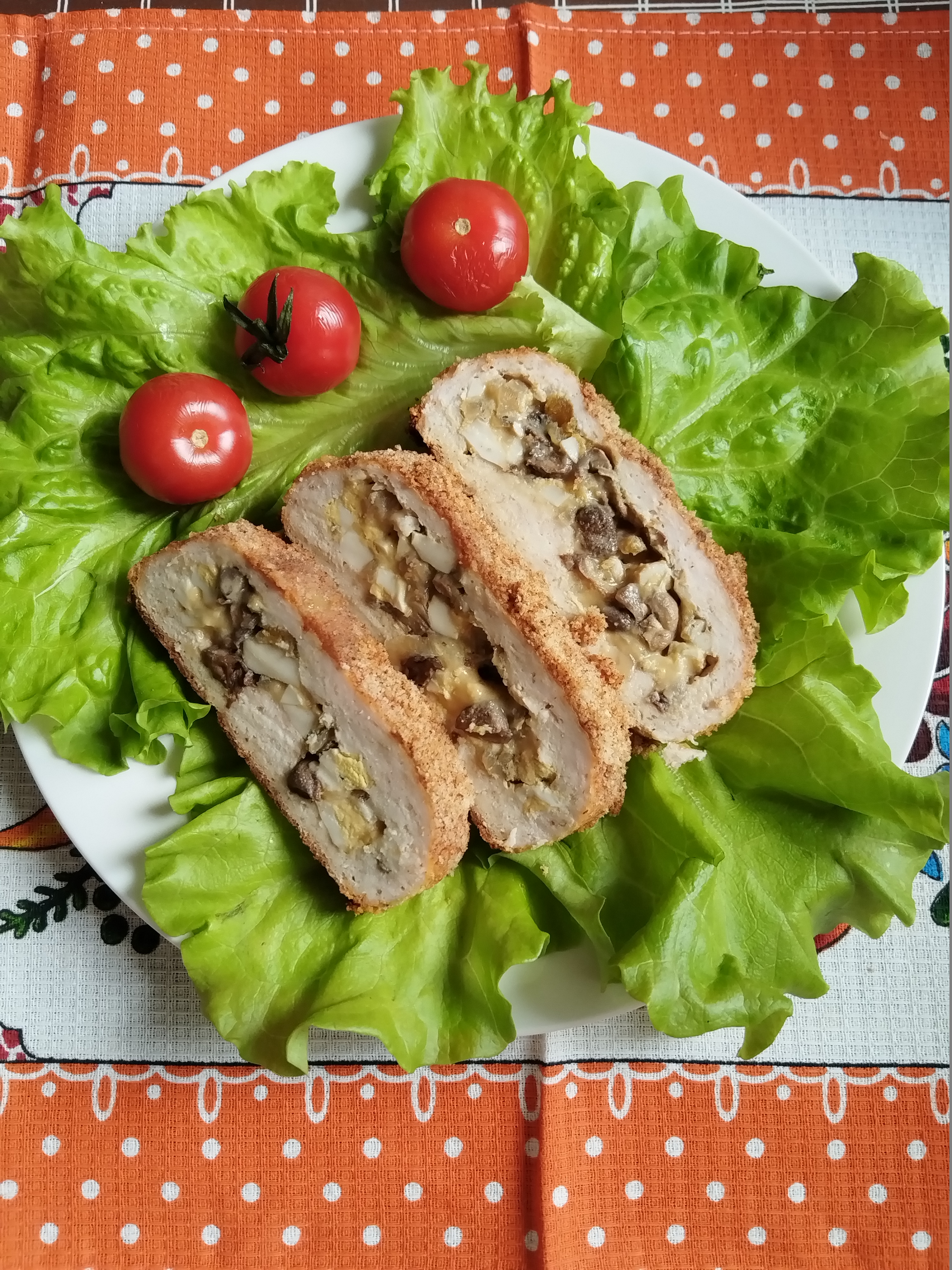 Куриный рулет с грибами и яйцом