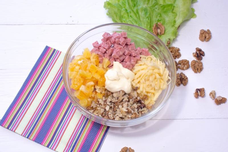 Салат в апельсинах с сервелатом по-Черкизовски