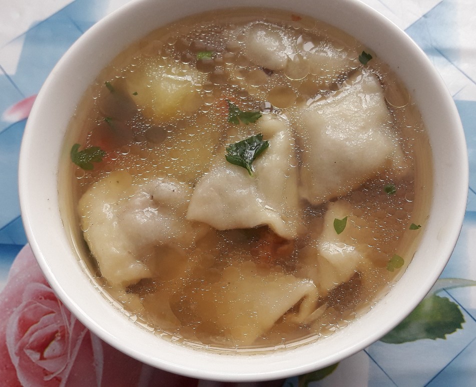 Корейский суп с пельменями (Мандугук)