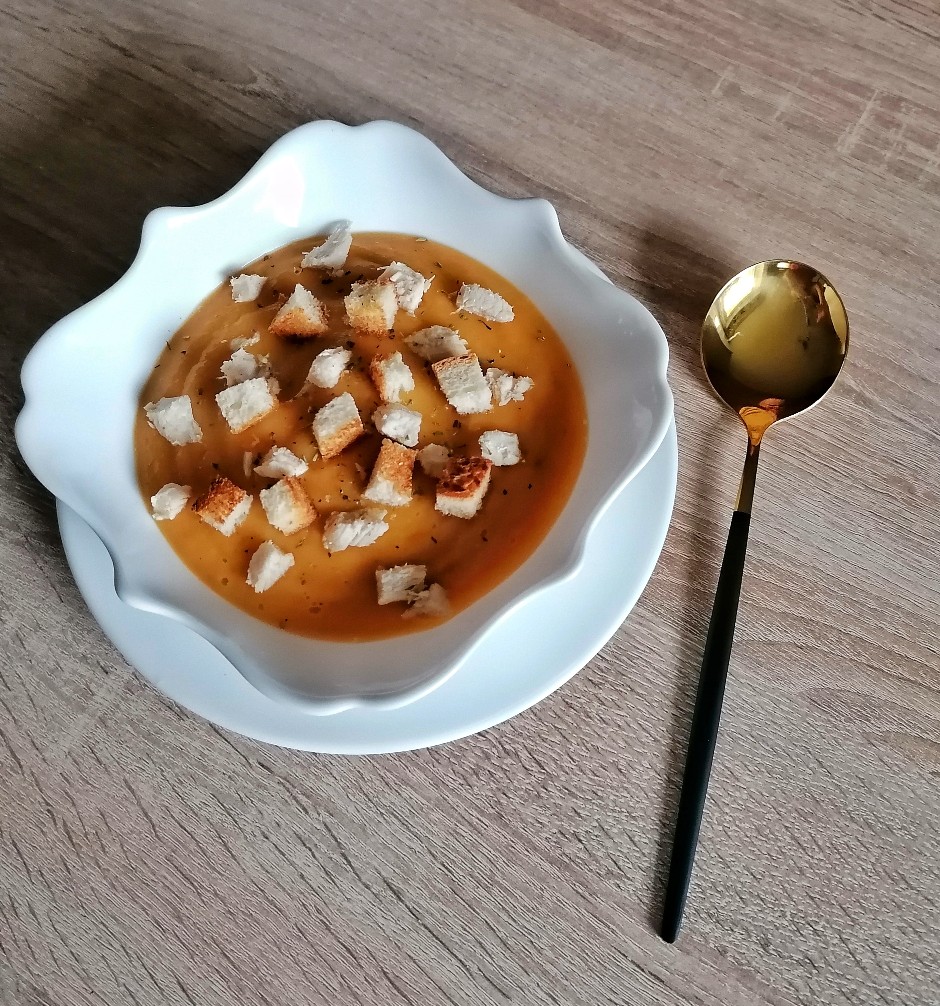 Самое полезное осеннее блюдо: простой рецепт тыквенного крем-супа с сухариками