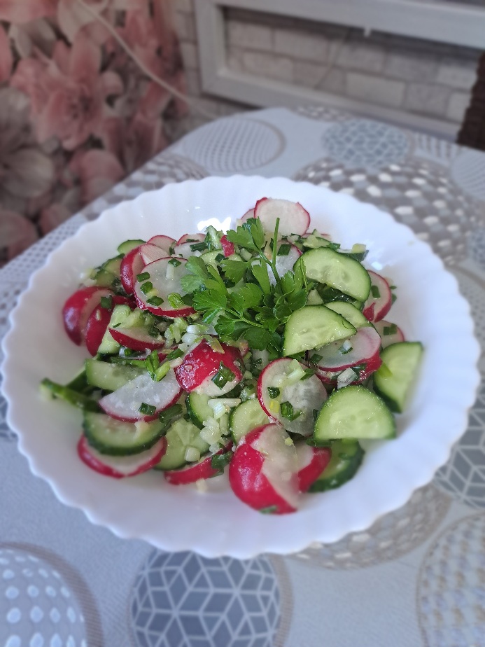 Салат из редиса, огурца и черемши