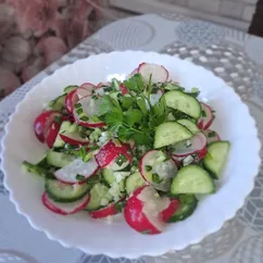 Салат из редиса, огурца и черемши
