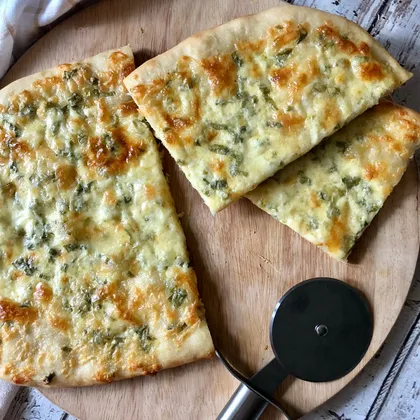 Сырная лепёшка с зелёным луком