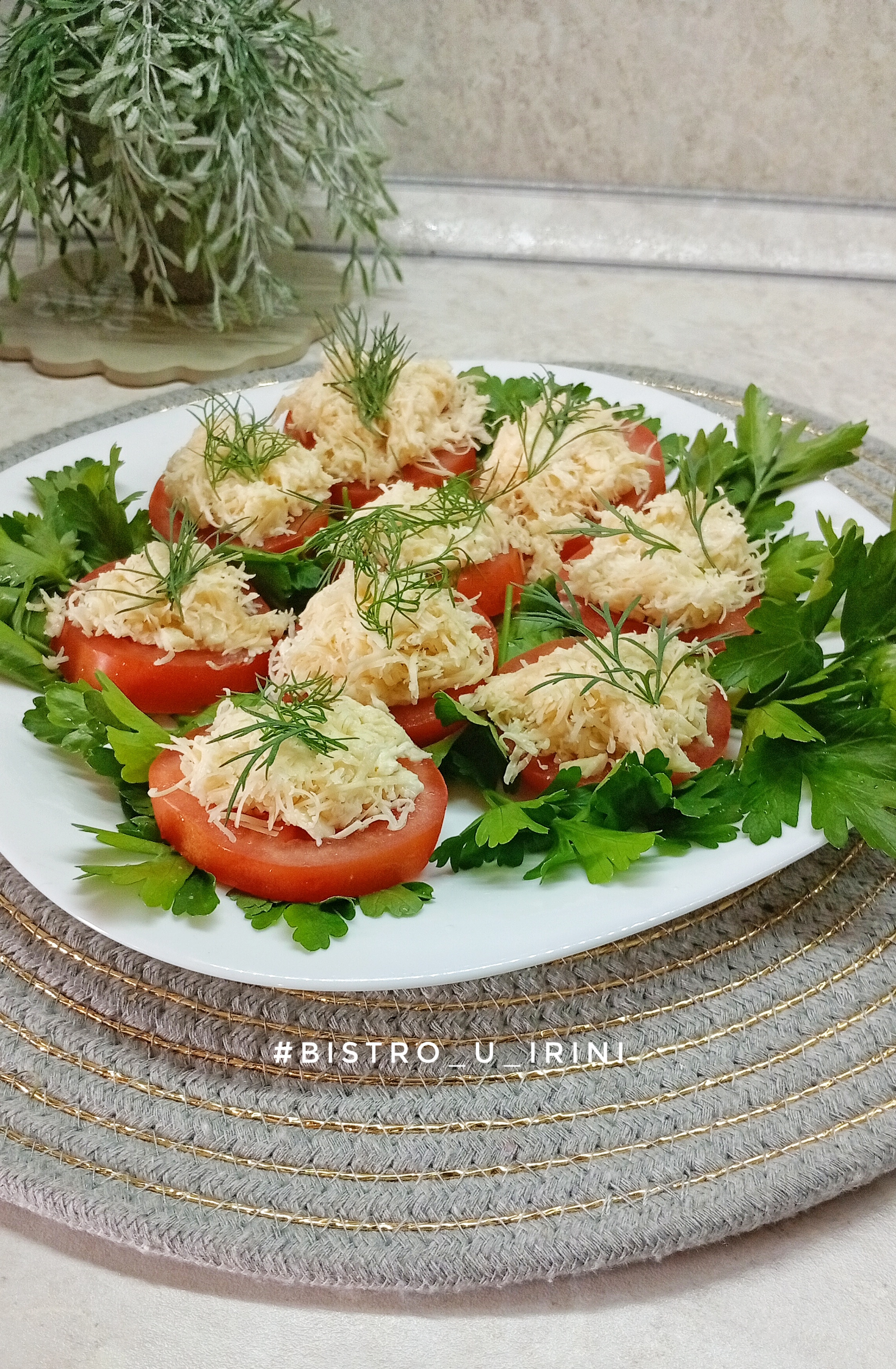 Помидоры с сыром и чесноком и майонезом