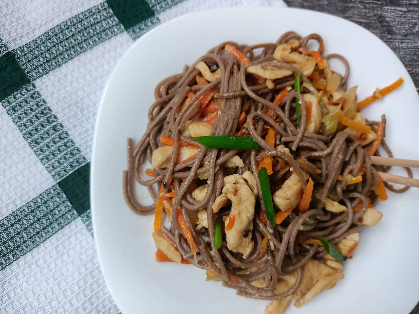 Гречневая лапша с куриной грудкой и овощами🔥