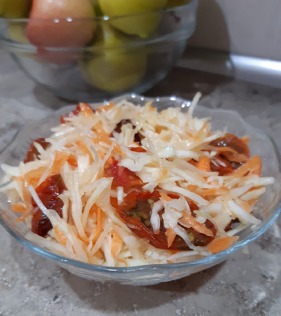 Салат "Капустка, морковка и вяленная помидорка"