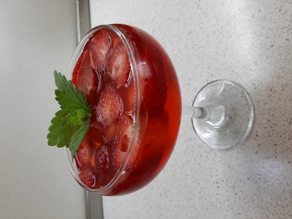 Желе с клубникой