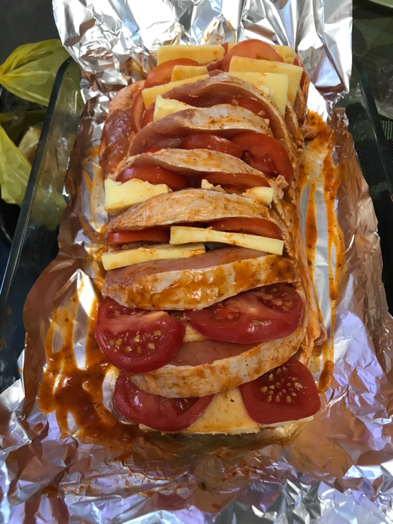 Как приготовить свинину в духовке с помидорами и сыром