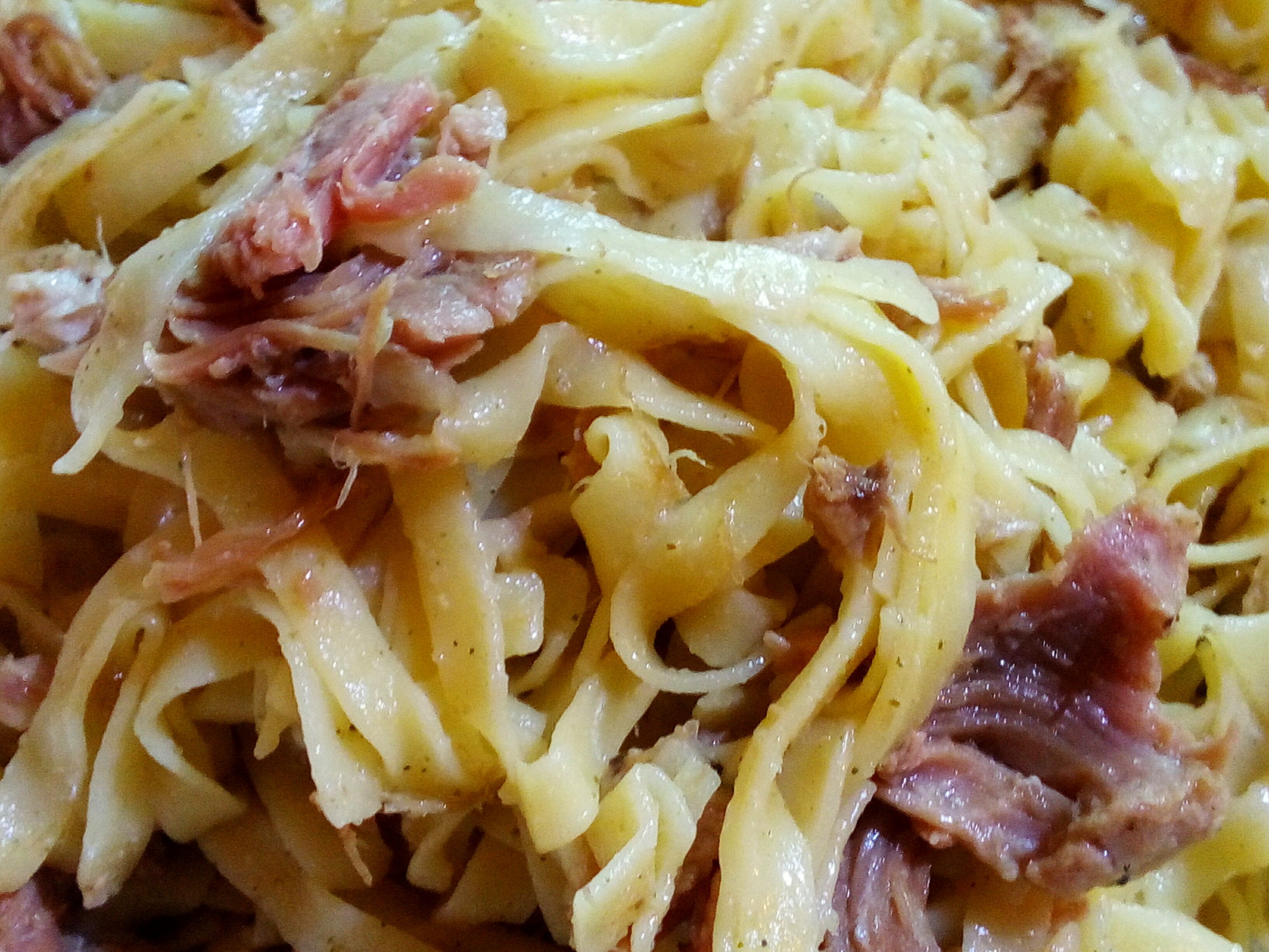 Яичная лапша с тушенкой