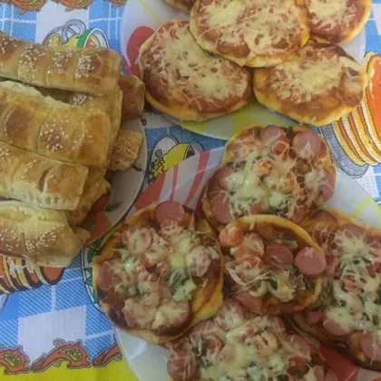 Маленькие пиццы (Маргарита и пицца с сосисками)