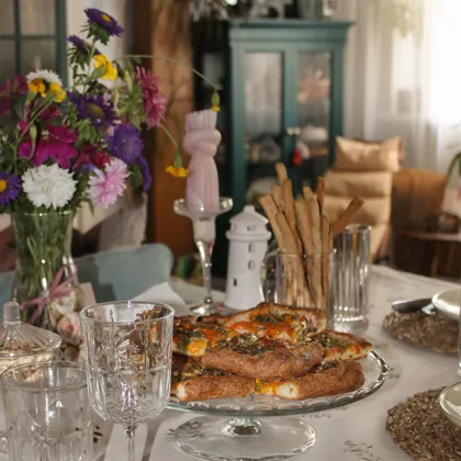 Пирог с томатами и пармезановой крошкой 