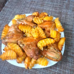 Куриные крылышки, запеченные с картофелем