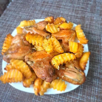 Куриные крылышки, запеченные с картофелем