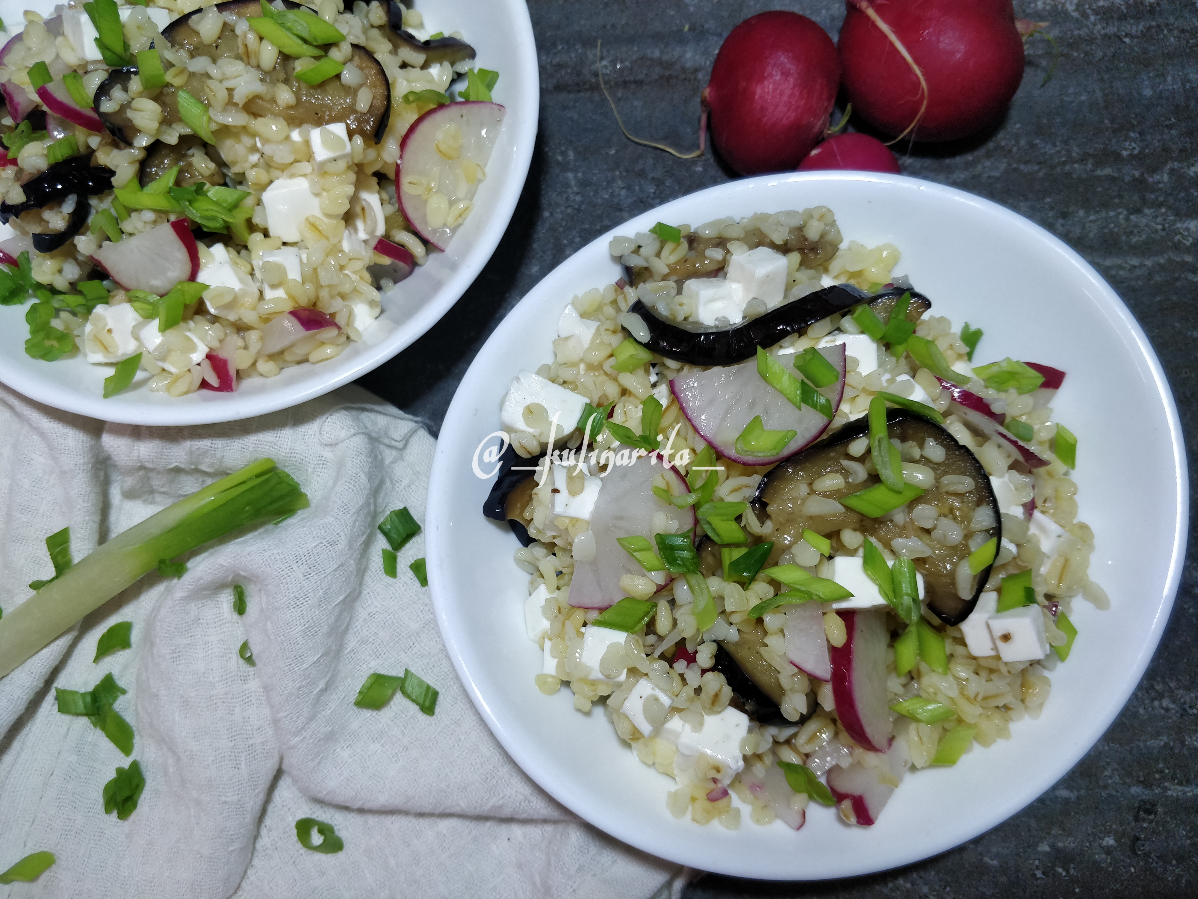 Салат с булгуром, баклажанами и редиской