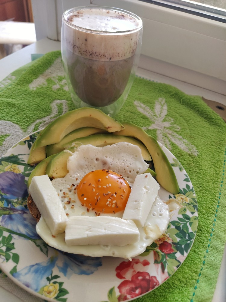 Бутерброд с яйцом, авокадо и мягким сыром
