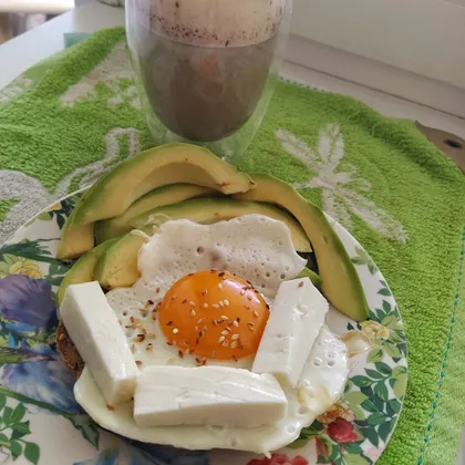 Бутерброд с яйцом, авокадо и мягким сыром