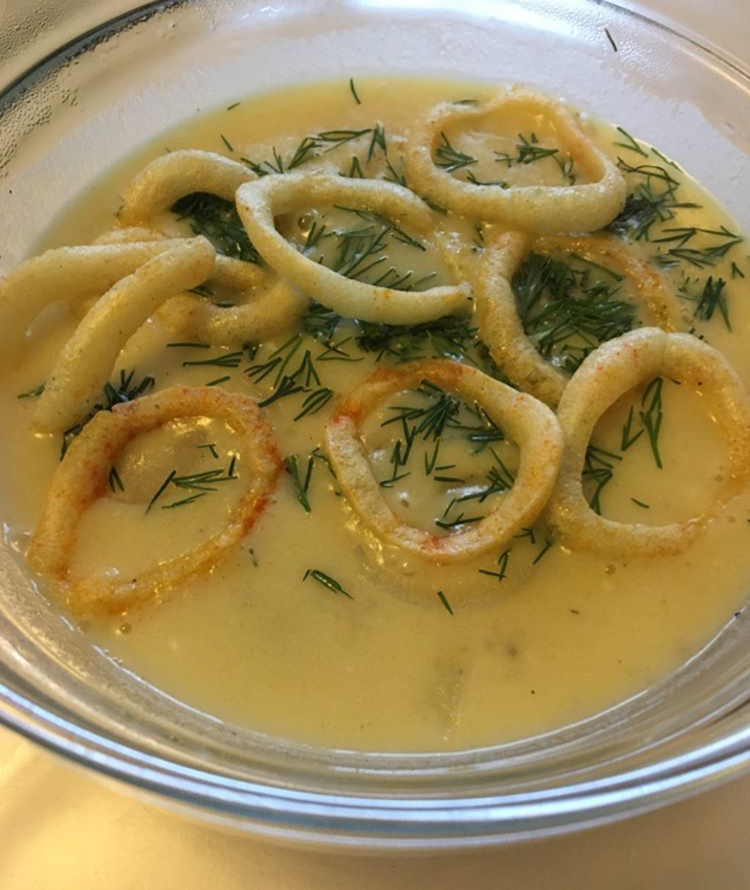 Картофельный суп с мидиями и луковыми кольцами