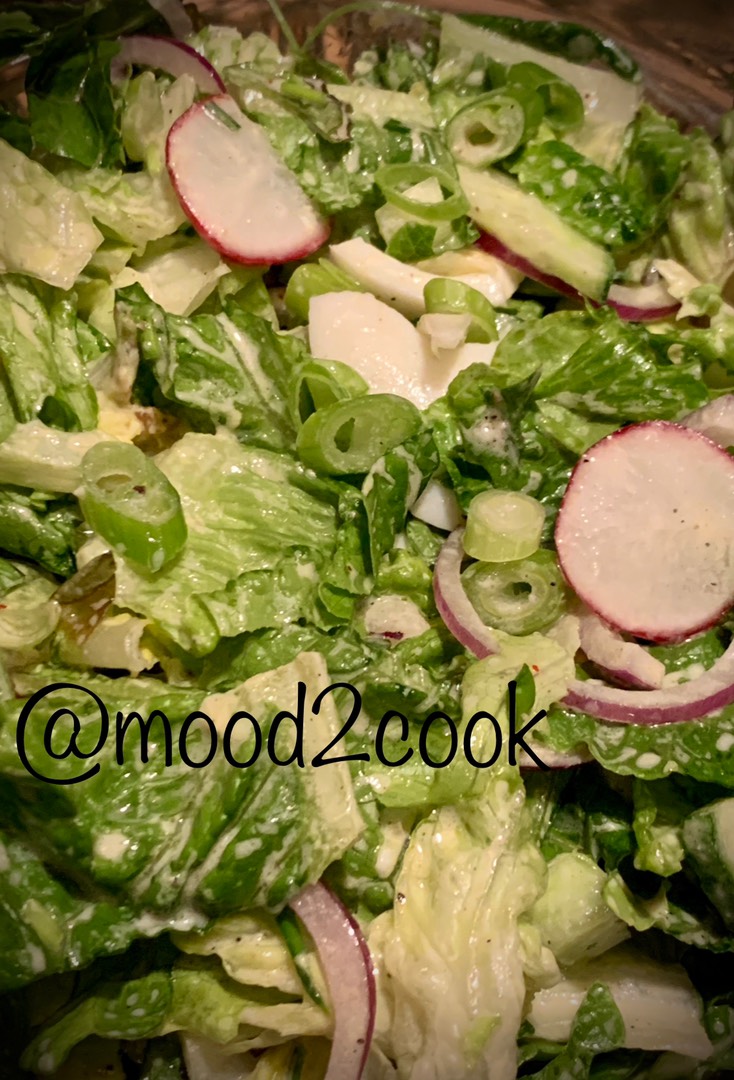 Зелёный салат с пикантной йогуртовой заправкой