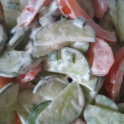 Свежий салат из огурцов, помидоров, зелёного лука