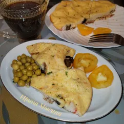 Омлет на кефире с грибами и крабовыми палочками 