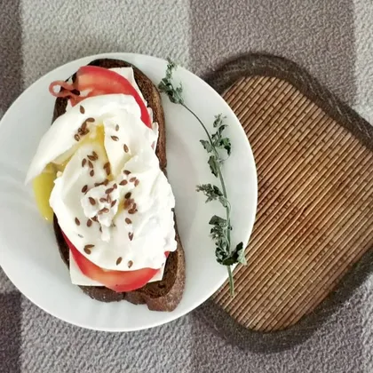 Чесночный бутерброд с сыром Фета, помидором, яйцом пашот и семенми льна