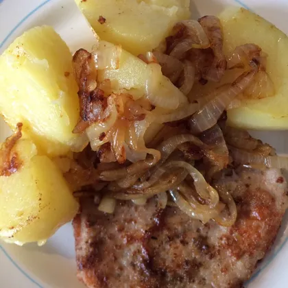 Свиная отбивная с картофелем и жареным луком