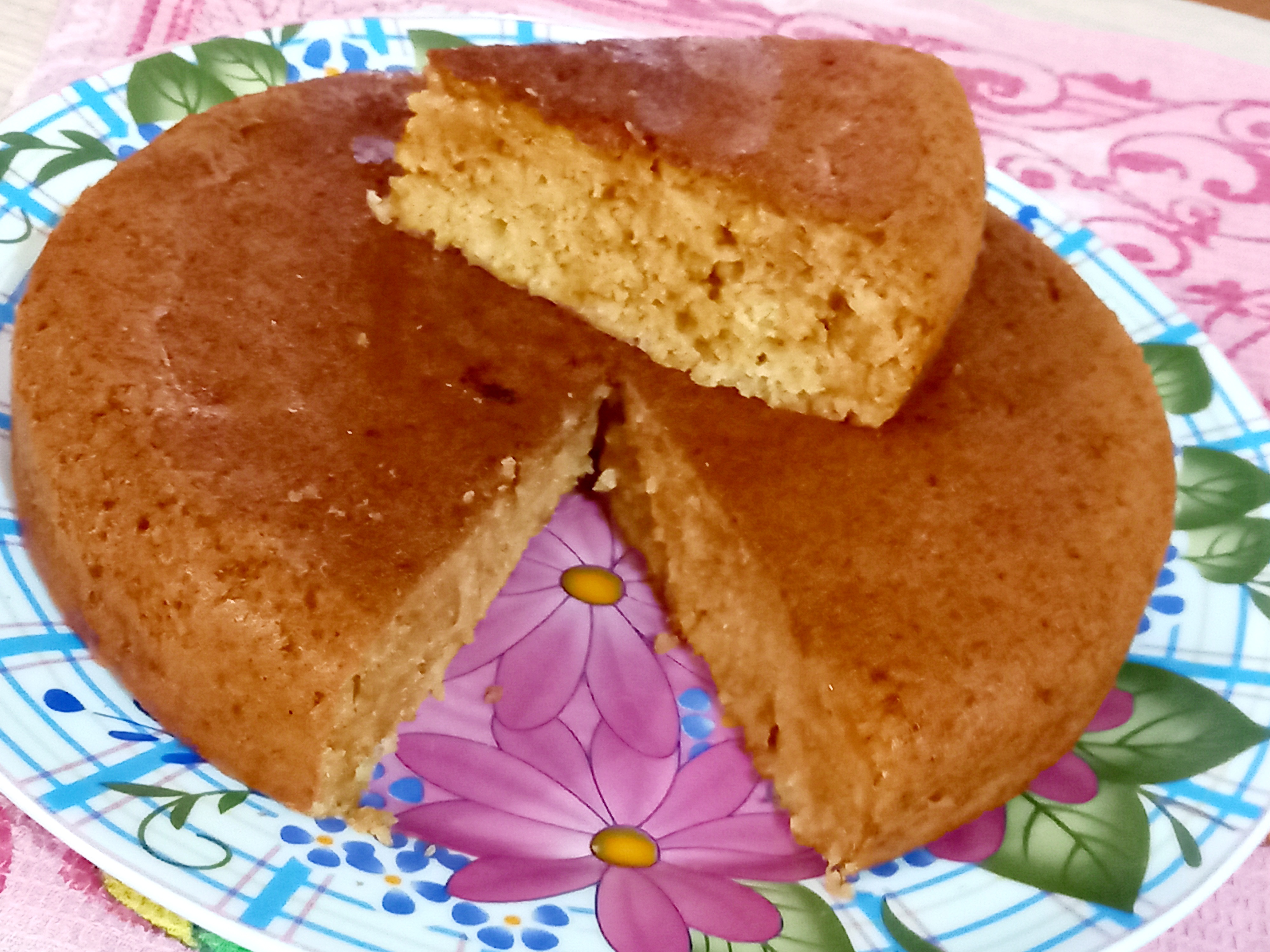 Пирог с абрикосовым вареньем и мёдом в мультиварке