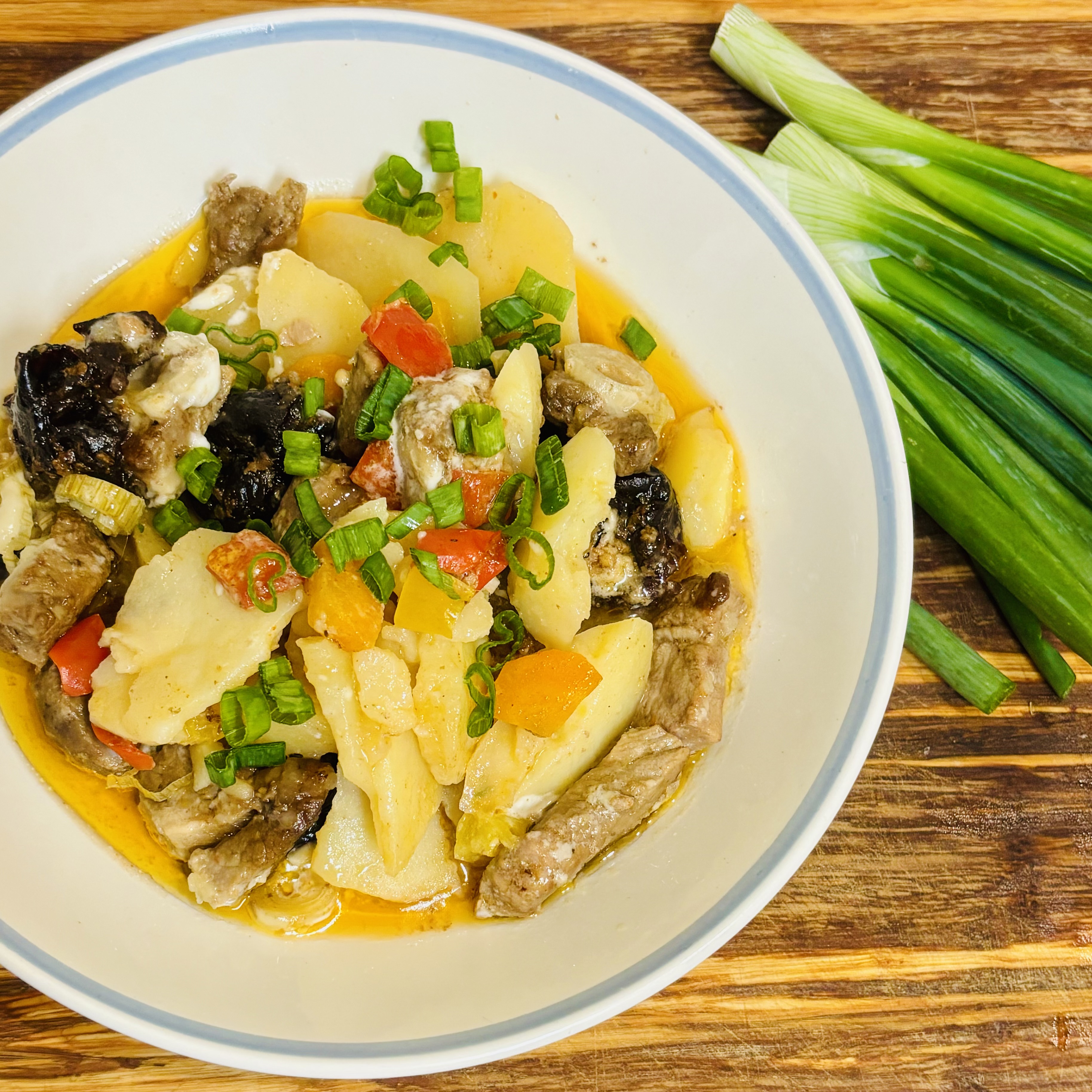 Запеченная свинина с черносливом и овощами