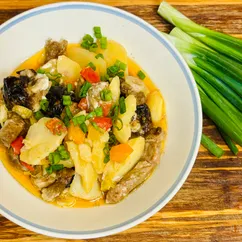 Запеченная свинина с черносливом и овощами