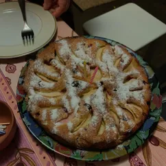 Пирог с яблоками и брусникой