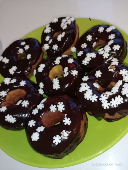 Видеорецепт: шоколадные пончики в духовке