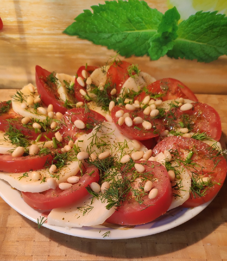 Салат с моцареллой и помидорами😋