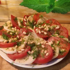 Салат с моцареллой и помидорами😋