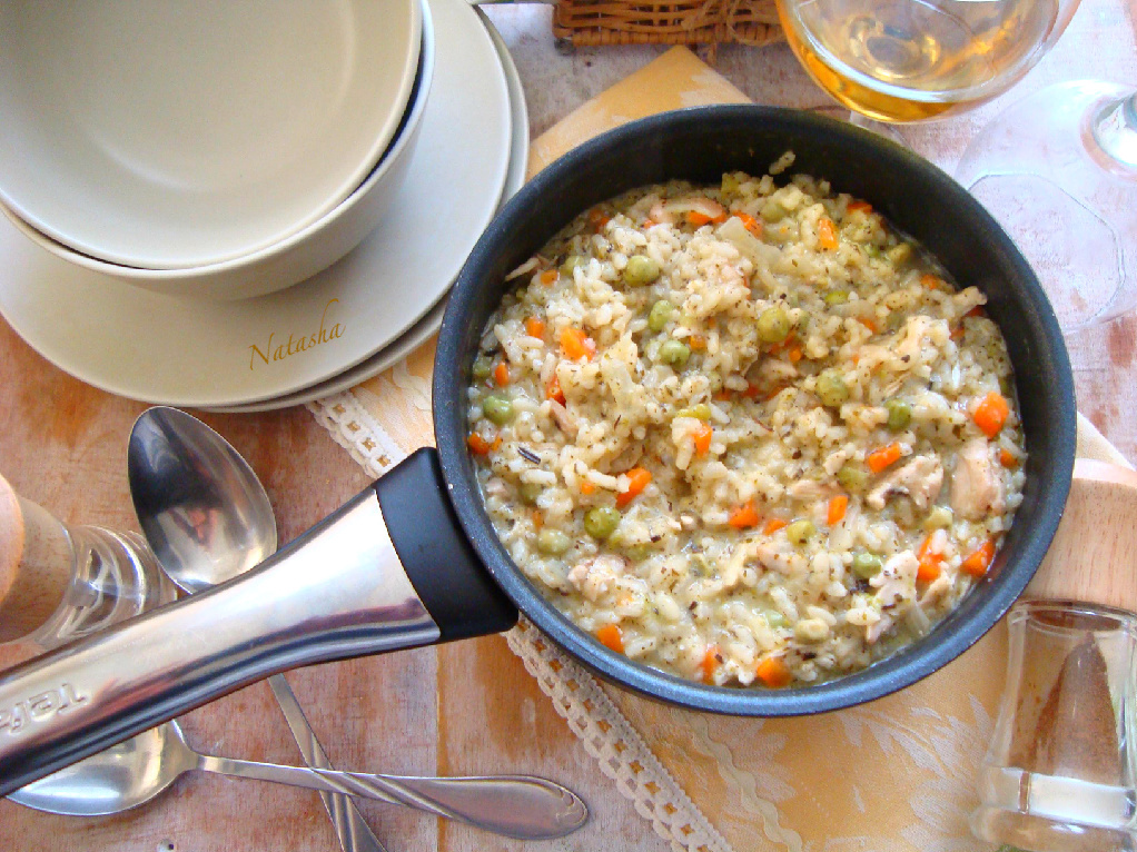 Ризотто с курицей, пармезаном, брокколи и зелёным горошком