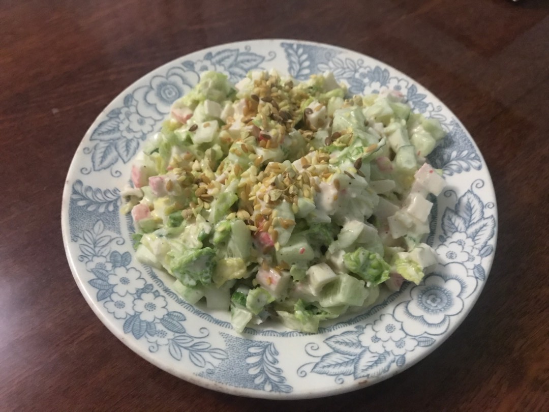 Салат с пекинской капустой, маринованными огурцами и ветчиной