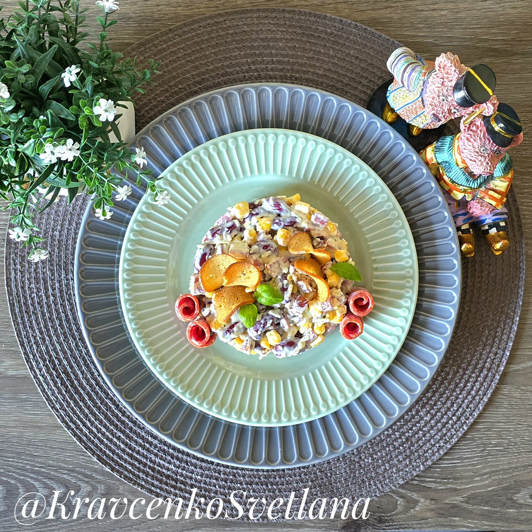 Салат с копченой колбасой