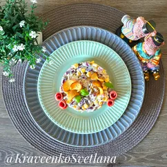 Салат с копченой колбасой