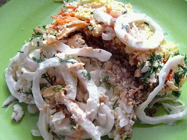 Удивительный салат с кальмарами и орехами «Морские фантазии»