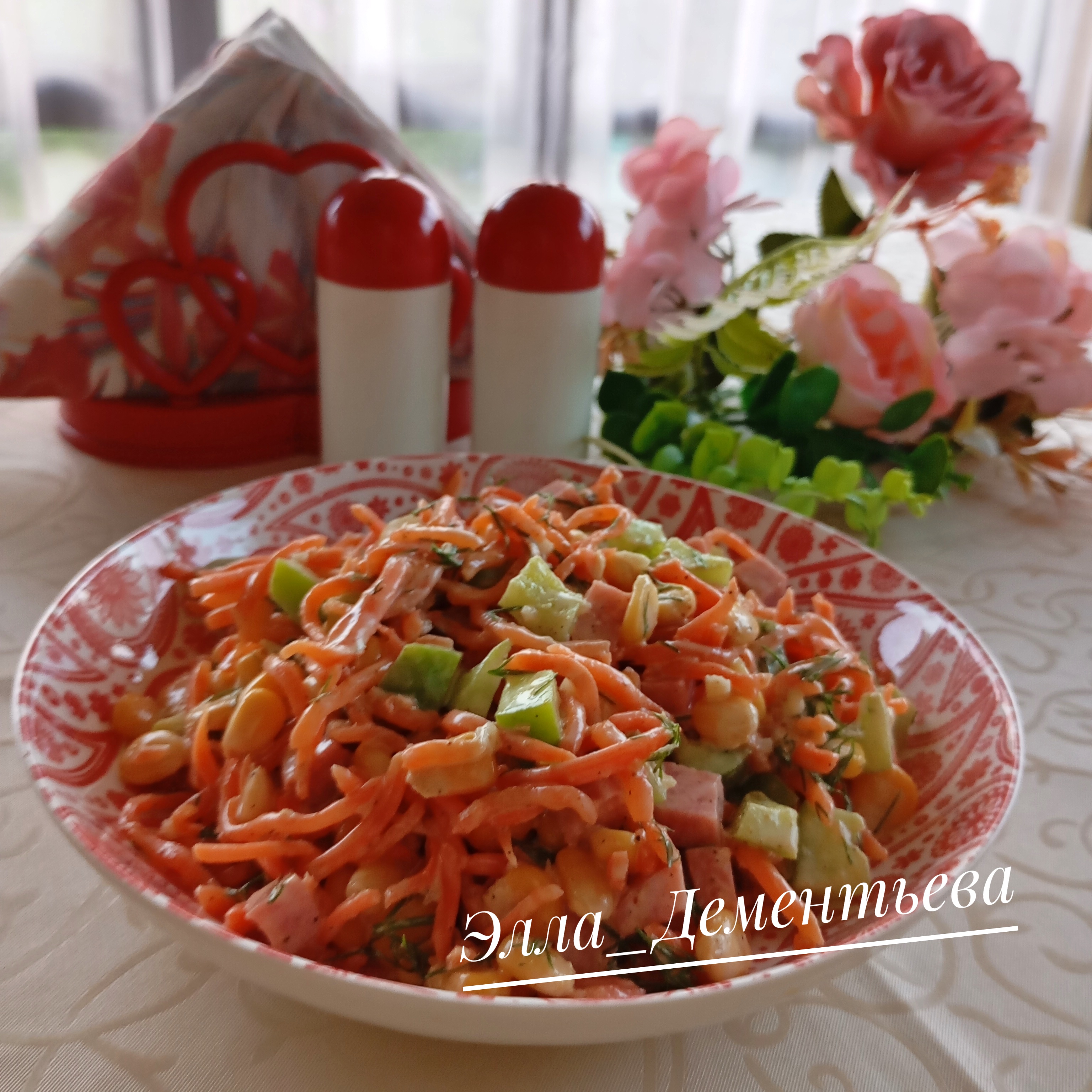 Салат с копчёной колбасой 