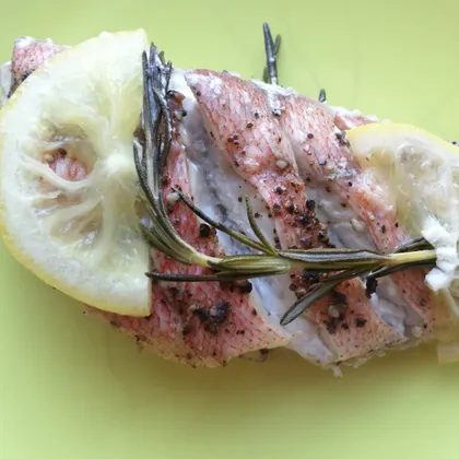 Морской окунь с лимоном в духовке