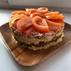 Сытный салат с копченой курицей