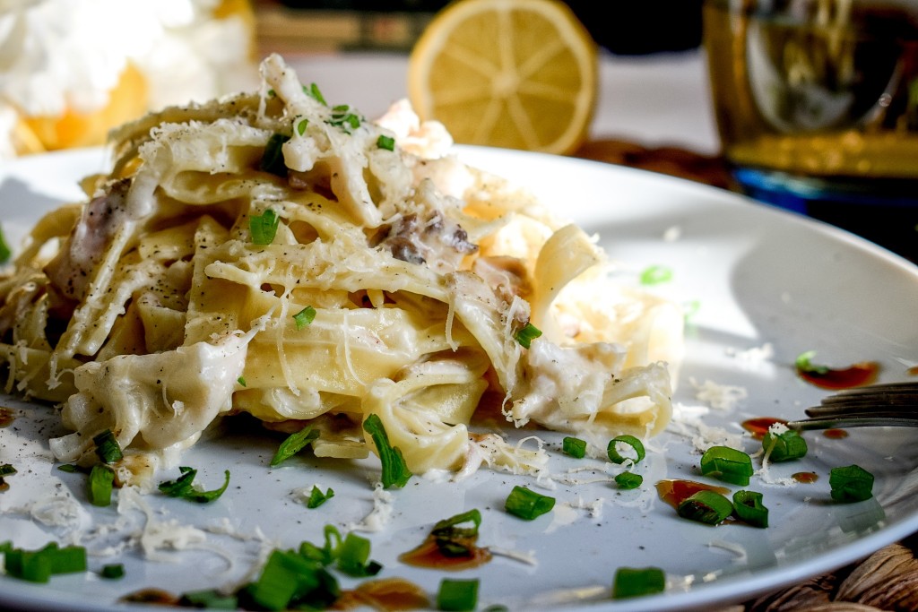 Tagliolini с шампиньонами и кальмарами в сливочном соусе